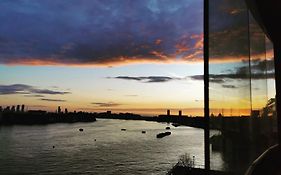 Homestay Room In Flat With Stunning Thames River View